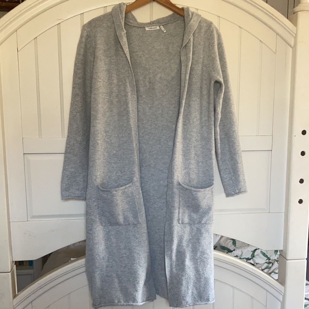 Embossed long grey hooded cardigan with pockets